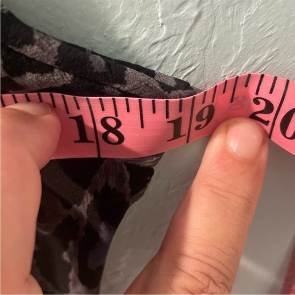 BCBG Sleeveless Blouse Sz M Womens 90’s Y2K Office Career Silk Staple Layer Top - Picture 7 of 8